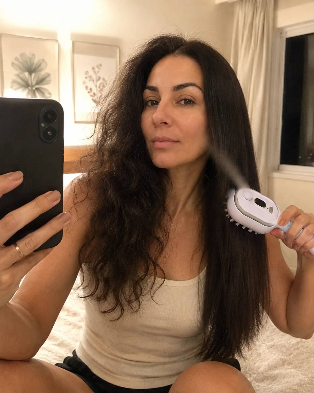 Cliente usando HairBrush com névoa refrescante