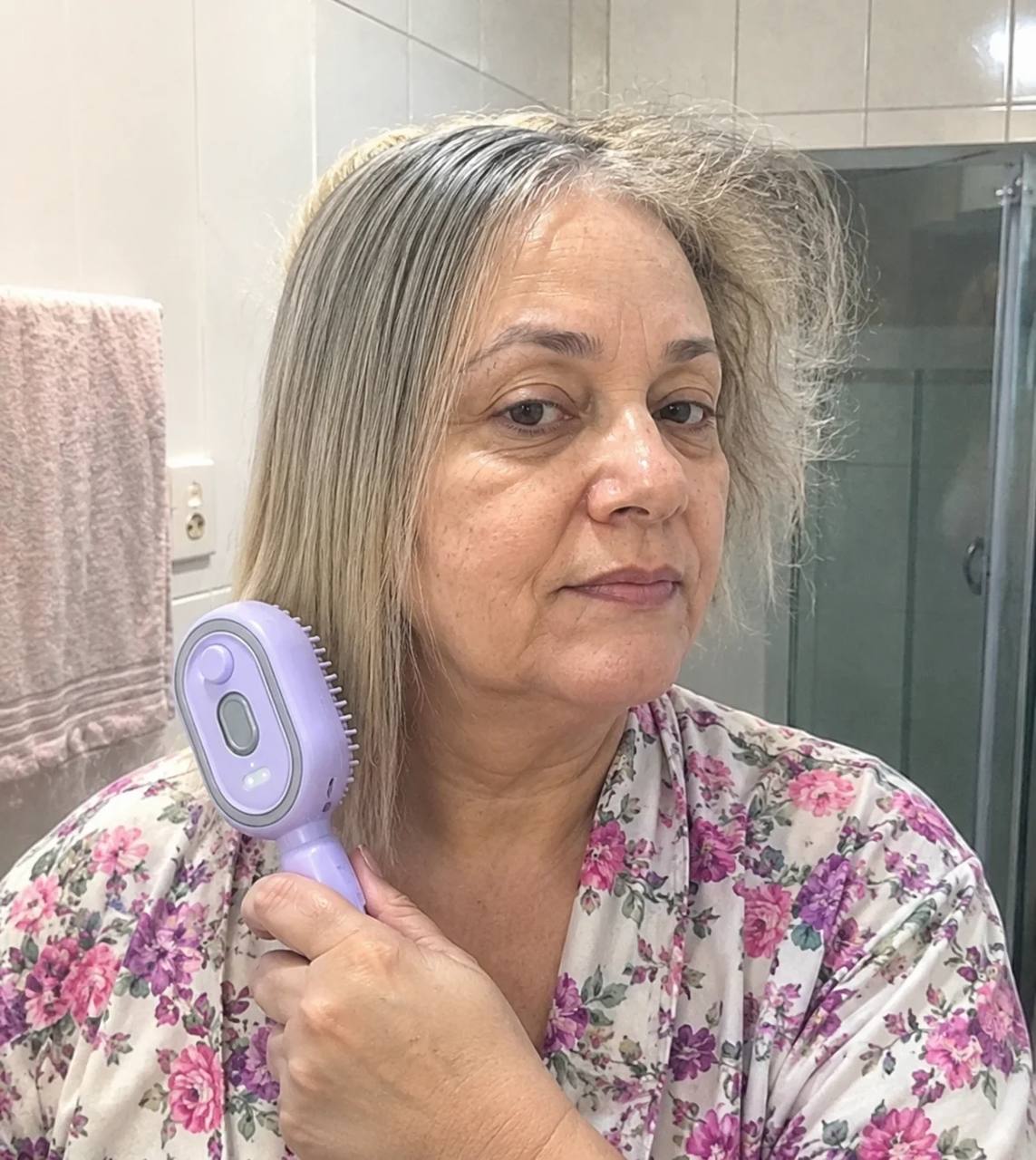 Cliente usando HairBrush no cabelo